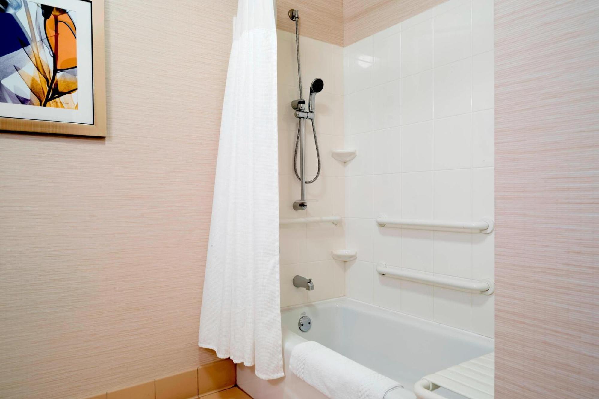 Hotel Fairfield & By Marriott State College