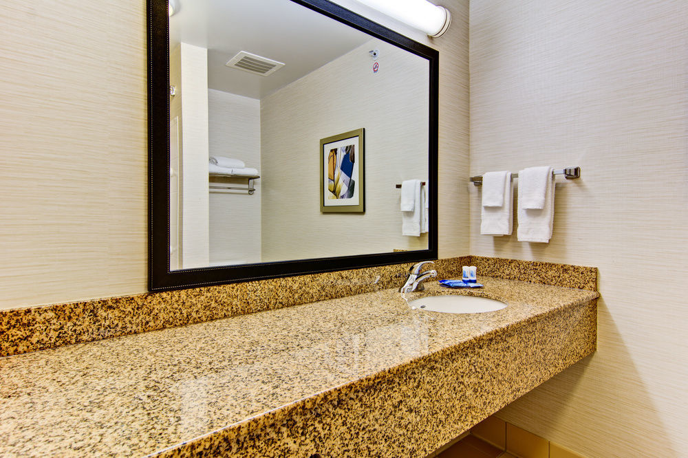 Hotel Fairfield & By Marriott State College